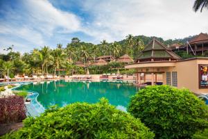 una piscina in un resort con palme di The Aiyapura Koh Chang a Ko Chang