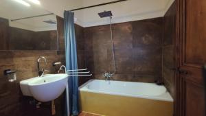 uma casa de banho com uma banheira e um lavatório em Numero 6 em Todi