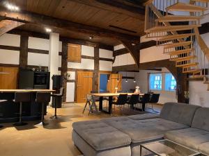 Badbergen的住宿－Heuerhaus - Artlands Home- Landhaus für Familien und Gruppen，客厅配有沙发和桌子