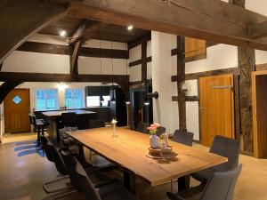 a large room with a wooden table and chairs at Heuerhaus - Artlands Home- Landhaus für Familien und Gruppen in Badbergen
