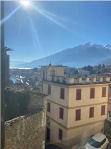 - un grand bâtiment avec vue sur la ville dans l'établissement Suite Lago blu, à Gravedona