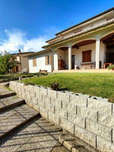 a stone retaining wall in front of a house at Assisi il Panorama in Petrignano