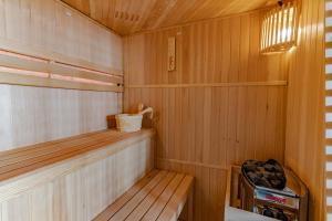 - un petit sauna en bois avec un banc dans l'établissement Les Figuiers - Appartement 2 Chambres avec Sauna à Andenne, à Andenne