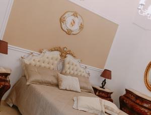 una camera con letto e testiera bianca di Savoia23 - Luxury Superior Suite - a Nardò