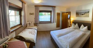 Łóżko lub łóżka w pokoju w obiekcie Pension Schwemberger ohne Frühstück