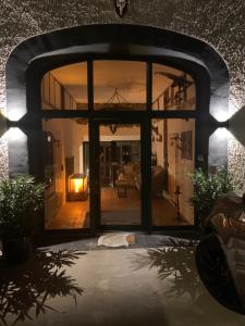 KerpenEifelsuiten - Suiten mit Sauna, Kamin und Balkon in der Vulkaneifel - Kerpen Loogh的享有带大窗户的客厅的景色