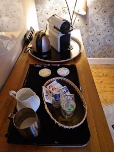 Templeuve的住宿－Le 11 en Pévèle，一张桌子、咖啡壶和烤面包机