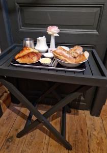 Templeuve的住宿－Le 11 en Pévèle，一张桌子,上面放着两盘面包和糕点