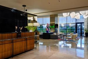 un hall avec un bar dans un bâtiment dans l'établissement Tunis Marriott Hotel, à Tunis