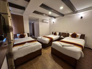 Katil atau katil-katil dalam bilik di Hotel Everest Nepal