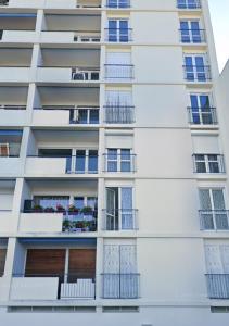 ein Apartmenthaus mit Fenstern und Balkonen in der Unterkunft Cosy confort appart Cognac in Cognac