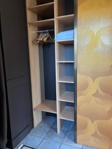 a walk in closet with a door open at Un studio dans une villa balnéaire in Saint-Michel-Chef-Chef