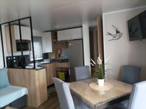 Mobil home moderne neuf et ultra équipé de 6 à 8 couchages的厨房或小厨房