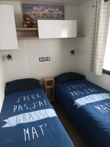 Mobil home moderne neuf et ultra équipé de 6 à 8 couchages客房内的一张或多张床位
