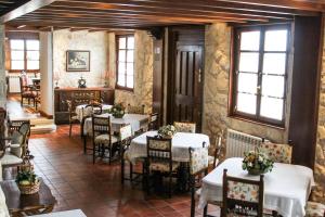 a restaurant with tables and chairs in a room at Hotel Mirador de Moriyón in Miravalles