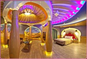 a large room with a bed and a ceiling at Wei Feng Hotel - Kaohsiung in Liugui