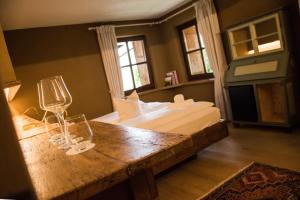 A bed or beds in a room at Weingut Georgium