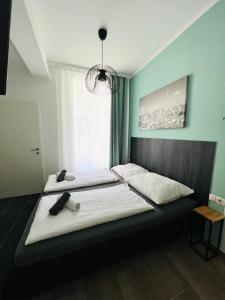 ウィーンにあるModernes kleines Mini Appartmentのベッドルーム1室(ベッド2台、大きな窓付)