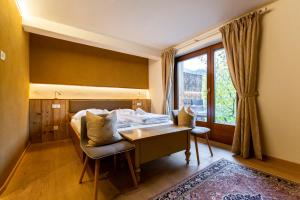 A bed or beds in a room at Weingut Georgium