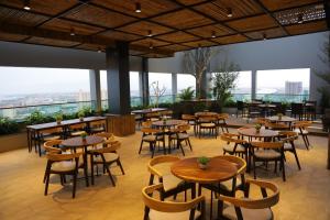 um restaurante com mesas e cadeiras num telhado em The View Serviced Residence 豪景日式酒店公寓 em Phnom Penh