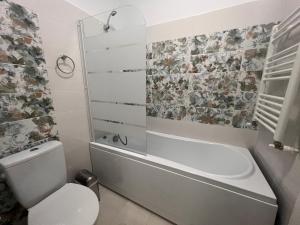 O baie la Cozy Apartment - Palas +8 fotografii