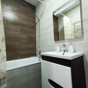 Смарт квартира в ЖК Комфорт Таун في كييف: حمام مع حوض وحوض استحمام