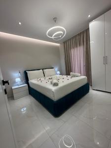 Un pat sau paturi într-o cameră la Dream Apartments Saranda