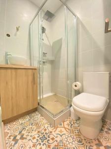 ein Bad mit einer Dusche, einem WC und einem Waschbecken in der Unterkunft La perle du Laonnois - Appt 2 in Laon