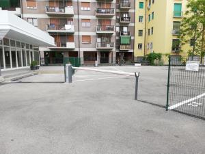 una puerta en un estacionamiento frente a un edificio en Casa Farinati, en Verona