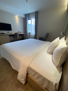 Postel nebo postele na pokoji v ubytování The Luxe Da Lat