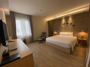 Postel nebo postele na pokoji v ubytování The Luxe Da Lat