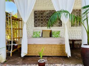 Bett in einem Zimmer mit Moskitonetz in der Unterkunft Casa Hera in Diani Beach