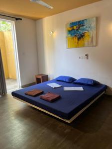 Un pat sau paturi într-o cameră la The Hostel