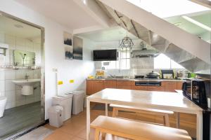 una grande cucina con tavolo e lavandino di 歐森View包棟Villa x 雲海夜景 x 獨立空間 a Dongshi