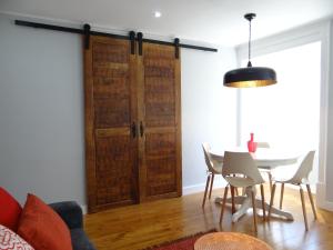 sala de estar con mesa y puerta de madera en Sé Apartment, en Lisboa