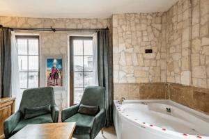 baño grande con bañera y 2 sillas en Castle Panorama House, en Nevşehir