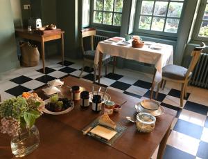 uma sala de jantar com uma mesa com comida em La Grimaudière em La Chapelle-sur-Erdre