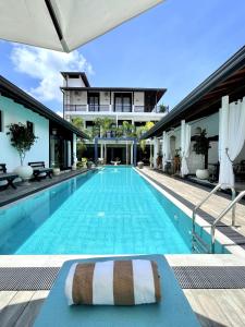 une piscine dans un hôtel avec un bâtiment dans l'établissement D' Art VILLA RETREAT AND SPA, à Tangalle