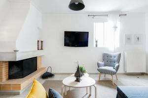 En tv och/eller ett underhållningssystem på Ένα διαμέρισμα με χαρακτήρα
