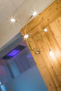un lustre suspendu au plafond d'une pièce dans l'établissement Hotel Orso Grigio, à Cavalese