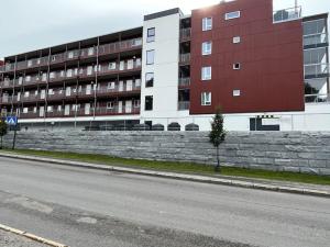 an empty street in front of a large building at Scandpoint Apartment Lillestrom -Cosy 3 rooms flat with Parking, EV Charger 18 min from Airport in Lillestrøm