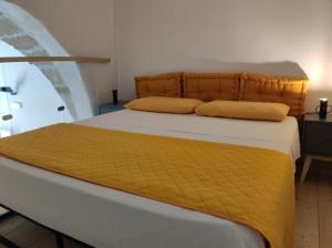 una camera con un letto con una coperta gialla di Asmara exclusive "Loft industrial" a Brindisi