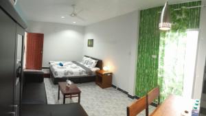 een slaapkamer met een bed en een tafel in een kamer bij H&Q Bangtao Kitchen Studio in Bang Tao Beach