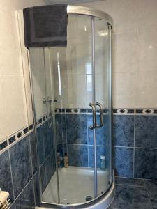 La salle de bains est pourvue d'une douche avec une porte en verre. dans l'établissement Piso de Ana, à Narón