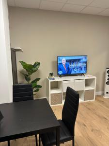 a waiting room with a tv and a table and chairs at Apartamento Valencia 17 in Paiporta
