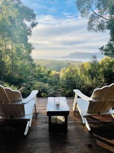 2 sillas y una mesa en una terraza con vistas en Birdsong, en Adventure Bay