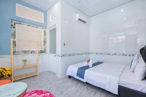 une chambre avec un lit, une fenêtre et une table dans l'établissement Ngọc Thị Villa, à Vung Tau 19 autres photos