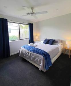- une chambre avec un grand lit et une fenêtre dans l'établissement Golf and Grapes, à Sunbury