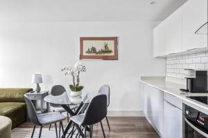 a kitchen and dining room with a table and chairs at Luxurious 2 Bedroom Apartment with Free Parking in Chelmsford City Centre with Sky Sports & Movies in Chelmsford