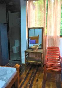 een slaapkamer met een spiegel, een tafel en een stoel bij Ella Camping Resort in Ella